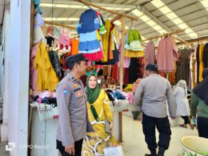 Binmas Polsek Sajoanging Polres Wajo Monitoring dan Pengamanan di Pasar Rakyat Jalang