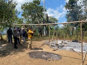 Kapolsek Keera Bersama Anggotanya Datangi TKP Kebakaran Rumah Kebun di Awo