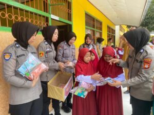 Peduli Literasi, Polwan Polres Wajo Salurkan Buku Ke SDN 376 Wajo