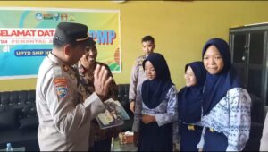 Kapolsek Majauleng Bagikan Buku Mata Pelajaran di Madrasah dan Dua SMP di Wilayahnya