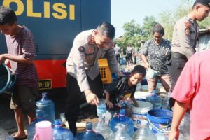 Sambut HUT Humas Polri Ke 72, Bid Humas Polda Sulsel Bagikan Air Bersih Di Sejumlah Lokasi Di Kota Makassar