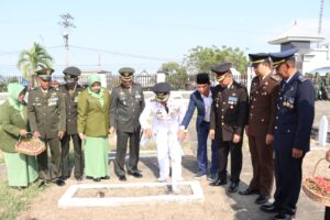 Dalam Rangka HUT TNI ke-78, Waka Polres Wajo Hadiri Upacara Ziarah Makam Pahlawan dan Tabur Bunga di TMP Empagae