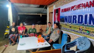 Personil Polsek Pitumpanua Sambangi Rumah Calon Kades di Lompobulo, Andi Mahdin : Mari Bersinergi Bersama Jaga Kamtibmas