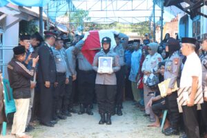 Beri Penghormatan Terakhir, Kapolres Wajo Pimpin Upacara Pemakaman Personil Polres Wajo