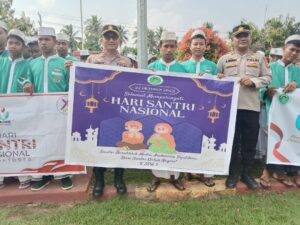 Kapolsek Pitumpanua Hadiri Jalan Sehat Ponpes Al-Mubarak DDI Tobarakka Dalam Rangka Hari Santri Nasional