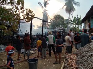 Personil Polsek Majauleng Polres Wajo Turun ke TKP Kebakaran di Desa Lamiku