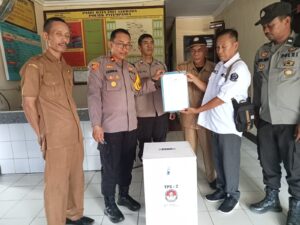 Kapolsek Pitumpanua Polres Wajo Melakukan Penyerahan dan Pengawalan Pergeseran Kotak Suara Pilkades Buriko
