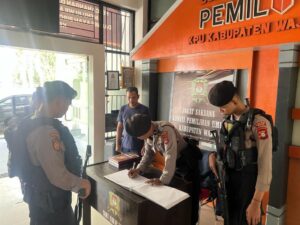 Personel Sat Samapta Polres Wajo Melaksanakan Patroli di Kantor KPU dan Gudang Logistik Pemilu