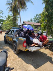 Kapolsek Bola Polres Wajo Melayat Sekaligus Antar Jenazah Menggunakan Mobil Patroli ke Pemakaman