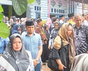 Elferianto Anggota DPRD Wajo Hadiri Upacara Pelepasan Jenazah Guru MIN 4 Wajo di Desa Batu
