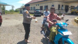 Usai Sholat Jumat, Kapolsek Keera Polres Wajo Melaksanakan Jumat Berkah ke Masyarakat