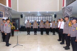 Kapolda Sulsel Beri Penghargaan Personil Polda Sulsel yang Berprestasi dalam Tugas dan Giat Kepolisian