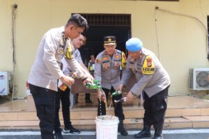 POLRES WAJO MUSNAHKAN 139 BOTOL MINUMAN ALKOHOL ILEGAL HASIL OPERASI KRYD