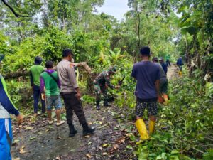 Bhabinkamtibmas dan Babinsa di Pitumpanua Laksanakan Kerja Bakti Bersama Warga