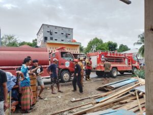 Diduga Korsleting Listrik, 1 Rumah Warga di Pitumpanua Hangus Terbakar