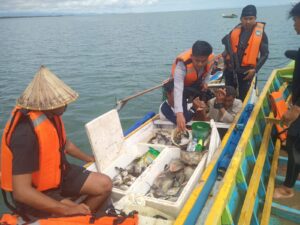 Tim Korpolairud Baharkam Polri KP.Belibis – 5007 Tangkap Pelaku Pengeboman Ikan Diperairan Teluk Bone,Dua Pelaku Diamankan
