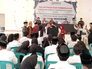 Hadiri Pelantikan dan Pembekalan 125 Anggota PTPS Pitumpanua,Bawaslu Wajo : PTPS Adalah Tongkat Demokrasi 2024