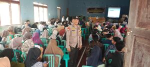 Bhabinkamtibmas Polsek Pammana Pemantauan Bimtek KPPS Pemilu 2024 dan Sampaikan Pesan Kamtibmas