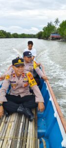 Lintasi Sungai Dengan Perahu, Kapolsek Sajoanging Tetap Melakukan Pengecekan di Lokasi TPS