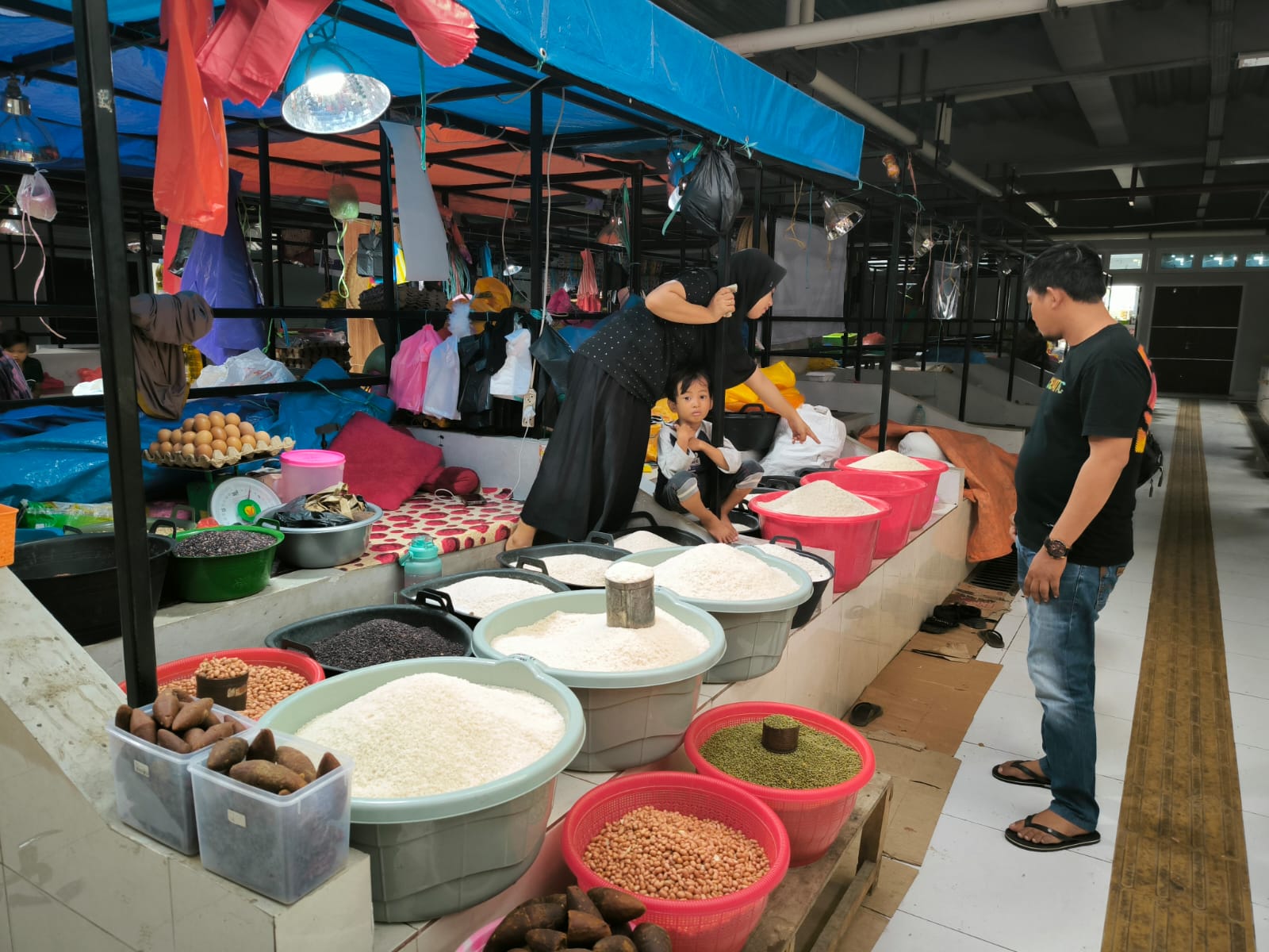 Jelang Ramadhan, Kasat Intelkam Polres Wajo Sasar Sejumlah Pasar