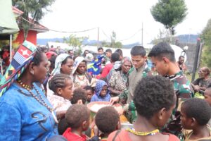 Satgas 330 Tri Dharma Gelar Doa Bersama dan Pesta Rakyat, Peringati HUT Ke-63 Kostrad Di Intan Jaya