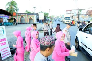 Bhayangkari Ranting Pitumpanua Bagi Takjil Gratis,Kapolsek Andi Mahdin : Ini Wujud Kepedulian Kepada Masyarakat