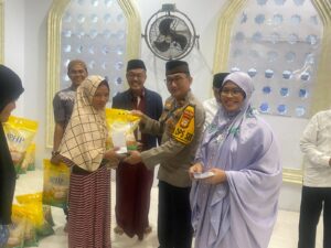 Kapolsek Pitumpanua Serahkan Zakat Kepada 143 Mustahik Melaui Yayasan Masjid Jami’atul Khaeriyah