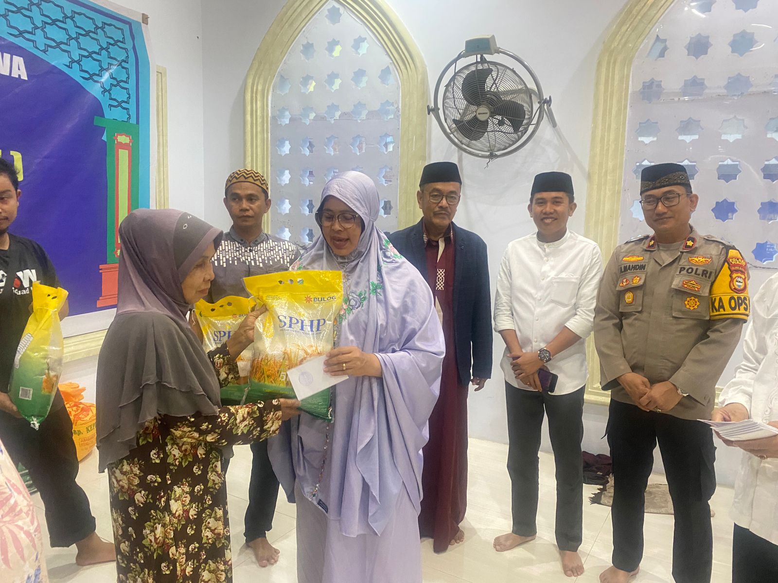 Lurah Siwa Pembina Yayasan Masjid Jami’atul Khaeriyah Serahkan Zakat Kepada 143 Calon Mustahik