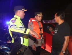 Kapolres AKBP H. Fatchur Turun Langsung Gelar Pengamanan dan Pengaturan Arus Lalin Dampak Banjir