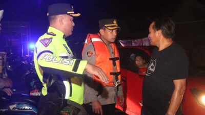 Kapolres AKBP H. Fatchur Turun Langsung Gelar Pengamanan dan Pengaturan Arus Lalin Dampak Banjir
