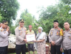 Kapolres Wajo Door To Door Temui Korban Banjir dan Memberikan Bantuan Sembako