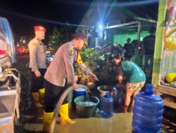 Polres Wajo dan Polda Sulsel Distribusi Air Bersih Untuk Warga Terdampak Banjir di Pitumpanua