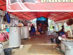 Dinas Sosial Kabupaten Wajo Buka Dapur Umum Dalam Penanganan Korban Bencana Banjir di Wilayah Pitumpanua