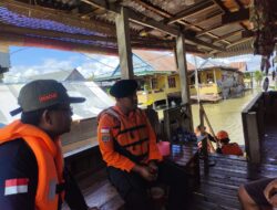 Pastikan Dampak Banjir, Kalaksa BPBD Wajo Bersama Danpos Basarnas Bone Pantau Kondisi Air di Pesisir Danau Tempe