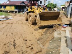 Loader KKW Kolaka Utara Full Pembersihan Pasca Banjir di Siwa, Pj Bupati Wajo Ucapkan Terima Kasih