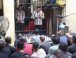 Kegiatan Binrohtal Tahanan Di Rutan Polres Wajo: Bagi Al Qur’an dan Tasbih Serta Pencerahan Spiritual Untuk Pembinaan Diri