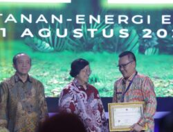 Andi Bataralifu Menerima Penghargaan dari Siti Nurbaya Menteri Lingkungan Hidup dan Kehutanan