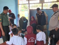 Bhabinkamtibmas Polsek Bola Polres Wajo Sweeping Dalam Rangka PIN Polio Tahap II