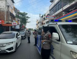 Personil Sat Lantas Polres Wajo memberikan Himbauan Tertib Berlalu Lintas Penguna Jalan