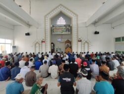 H. Amran Mahmud Menjadi Imam Sholat di Masjid Nurul Yaqin Bolabakka Samping Peresmian Posko Pammase Berlanjut