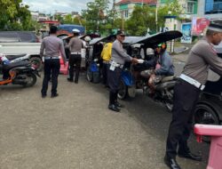 Satlantas Polres Wajo Berikan Edukasi Pentingnya Keselamatan Berlalu Lintas Sambil Bagikan Nasi Bungkus