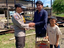 Bhabinkamtibmas Polres Wajo Memberikan Bantuan Paket Sembako Kepada Korban Kebakaran