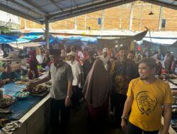 Duo Amran Blusukan di Pasar Siwa,Para Pedagan Teriak Dukung Pammase