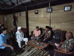 H. Amran Mahmud Sempatkan Waktu Lakukan Silaturahmi di Kediaman Baso Solong, Tokoh Masyarakat Desa Lalliseng