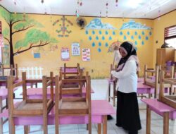 Guru Wali Kelas I MIN 4 Wajo Bersihkan Ruang Kelas Usai Kegiatan Belajar Mengajar