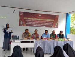 Ketua Panitia Pemungutan Suara Hajja Rosmiati Lantik 21 KPPS se – Desa Batu