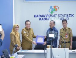 Pj Bupati Wajo Serahkan Bantuan Untuk Korban Kebakaran dan Angin Kencang