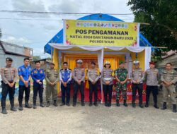 Saat Kunjungi Pos Pam Ops Lilin 2024, Kasat Lantas Polres Wajo Bagi Vitamin dan Minuman ke Petugas