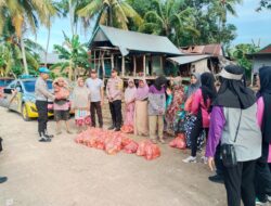 Kapolsek Sabbangparu Pimpin Penyaluran Bantuan 100 Paket Sembako dari Kapolres Wajo Untuk Warga Terdampak Banjir