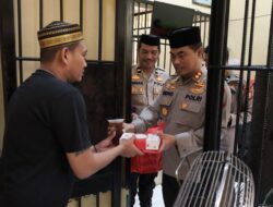 Di Bulan Suci Ramadhan, Kapolres Wajo Bagikan Takjil Kepada Tahanan